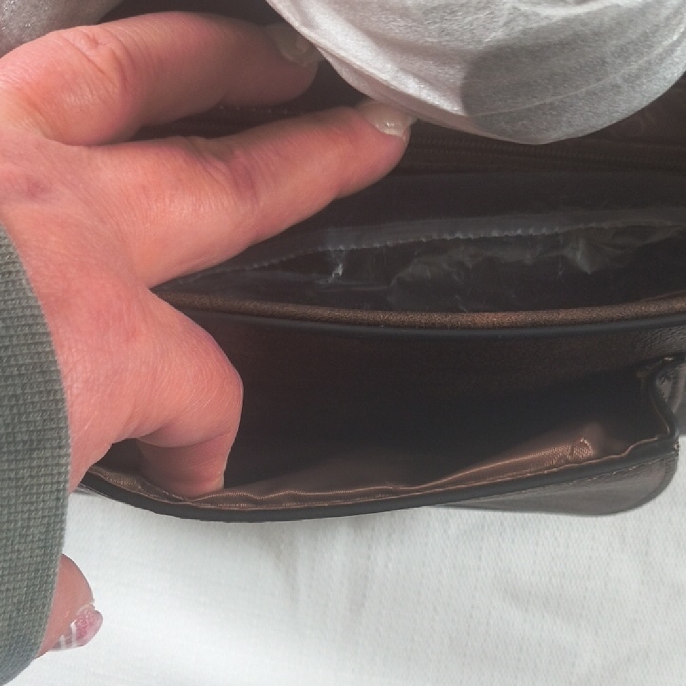 Elegant Brown Crossbody Bag with Gold Buckle - Picture 5 of 7